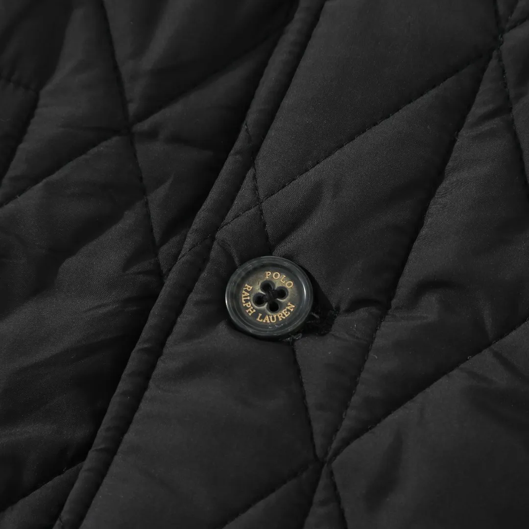 P370 #R50 Ralph Lauren/Ralph Lauren classic old money style workwear rhombus retro cotton jacket. Inspired by retro workwear, it reshapes the contemporary British style. Imported machine-pressed diamond quilting technology, every quilting line is accurately aligned, and the details are full of ingenuity; three-dimensional tailoring creates a neat H-shaped silhouette, and it can still remain light and straight when worn in multiple layers in autumn and winter. Customized metal buttons, low-key embellished textured corduroy lapel design, full of retro atmosphere, 37.5° temperature control black technology, breathable and moisture-proof, locks in temperature and sweat, waterproof and snow-proof fabric, no fear of bad weather, anti-run cotton patented technology, warm and soft, long-wearing without deformation, five high-end colors: navy | khaki | black | green | brown, easily suitable for commuting, leisure, and travel. Wearing one piece gives off a calm temperament of "old money style", and you can have both style and warmth in low-temperature weather.  Color: Navy blue, black, khaki, military green, brown Size: S M L